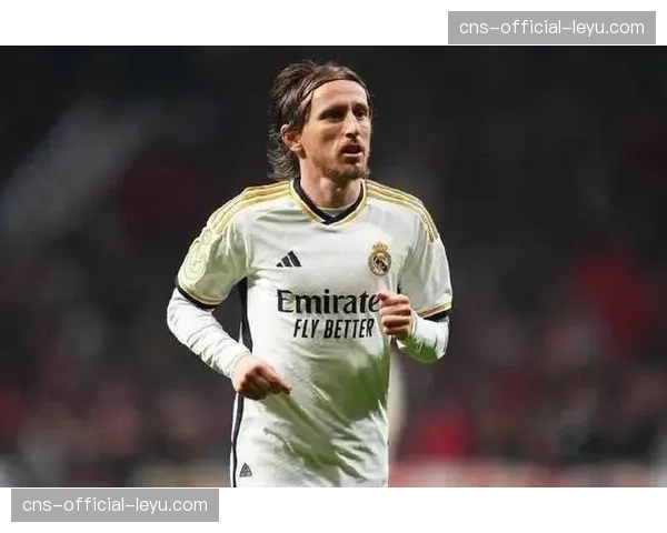 特写：39岁的莫德里奇替补登场，用精准长传策动制胜进球