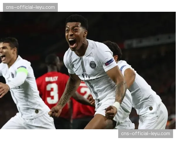 特写：前巴黎球员金彭贝重返王子公园，赛前与昔日队友拥抱