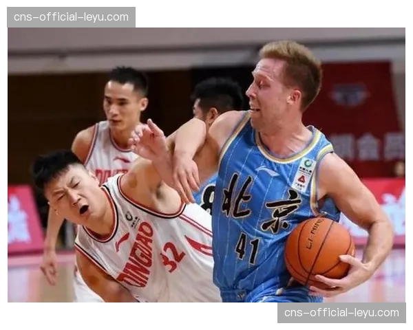 终场哨响，武汉三镇球员瘫坐草地掩面失落